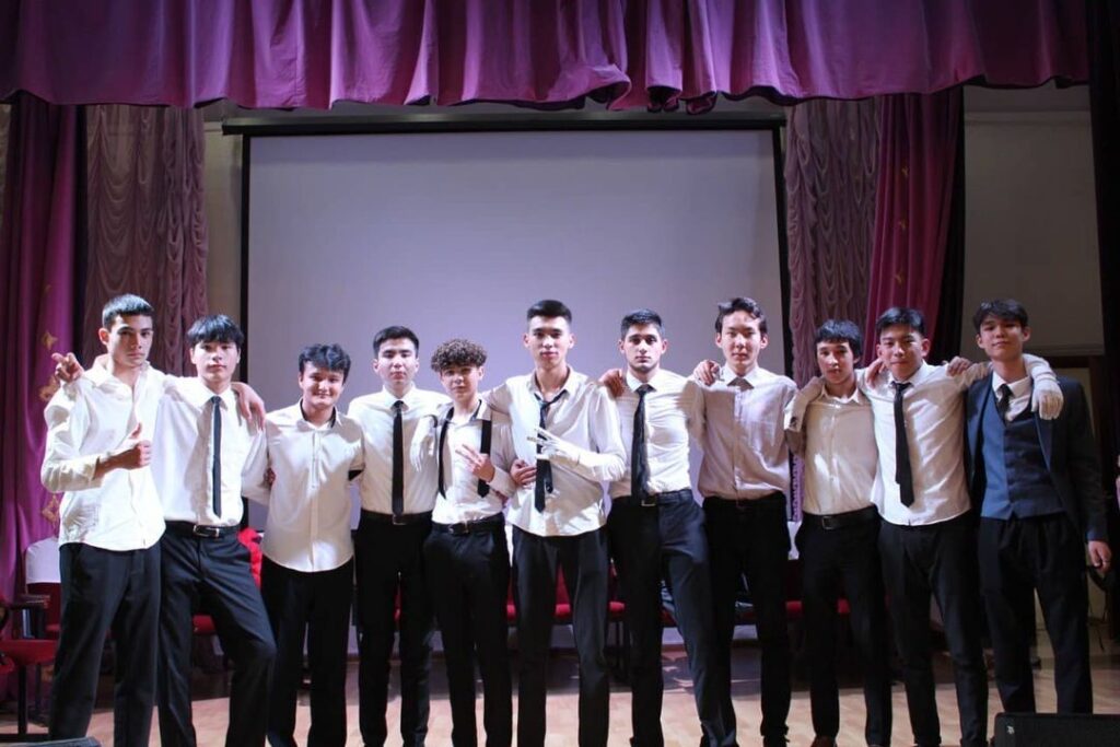 photo5407006355992196952