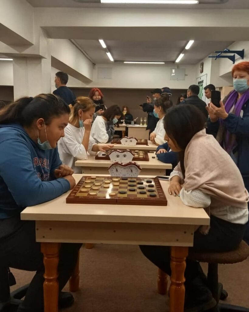 photo5407006355992196969